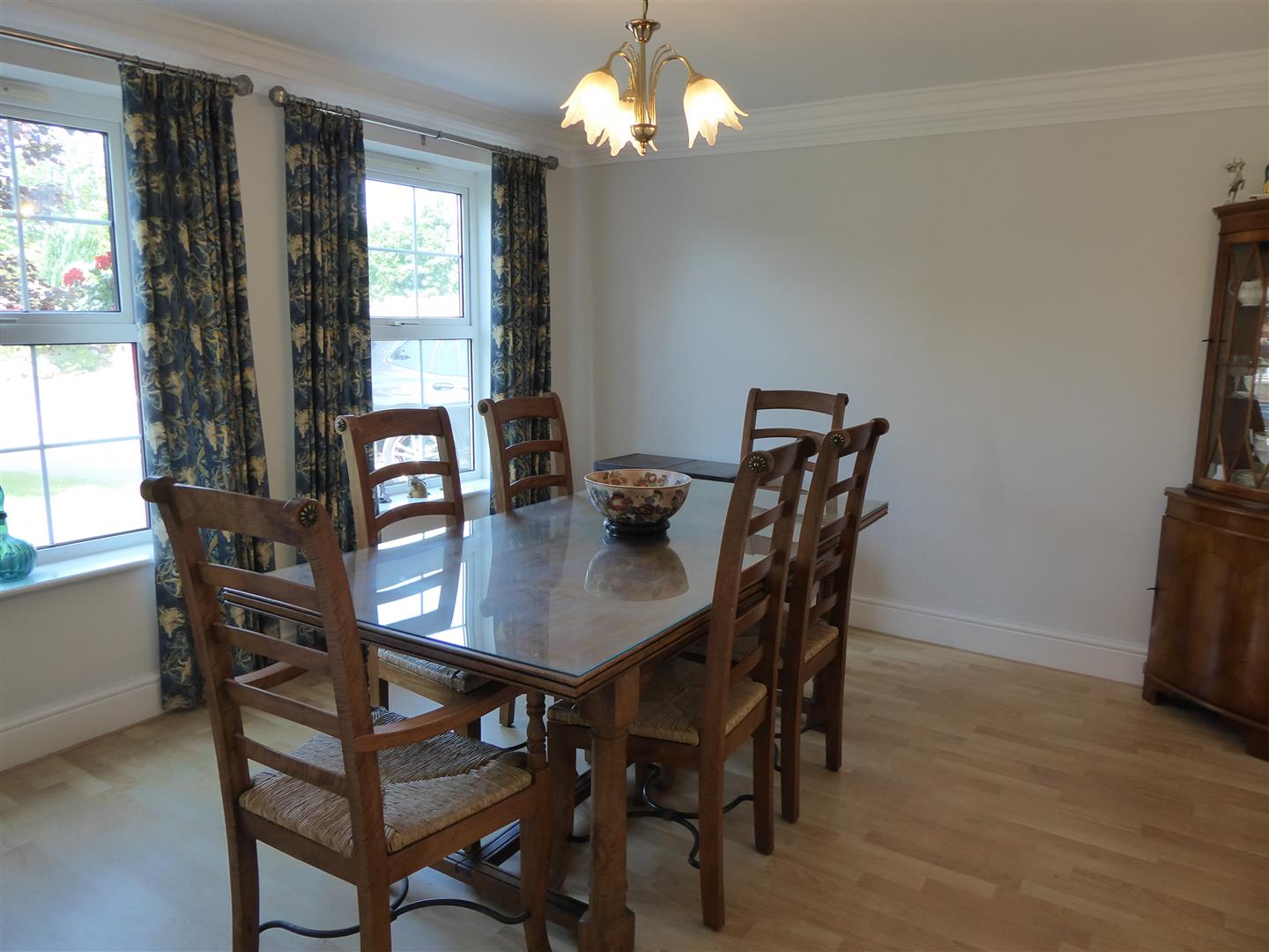 DINING ROOM (FRONT)